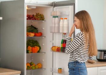 eliminar o mau odor da geladeira