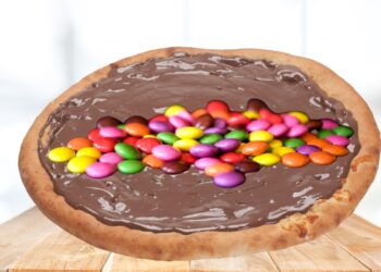 esfirra de chocolate com M&M's