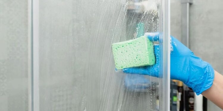 Como deixar seu banheiro brilhante com dicas simples para limpar o box