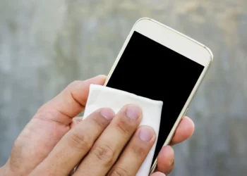 Confira as melhores dicas para limpar seu CELULAR