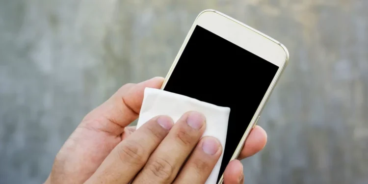 Confira as melhores dicas para limpar seu CELULAR