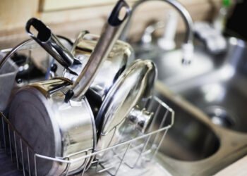 Faça suas panelas brilharem com este truque do bicarbonato de sódio