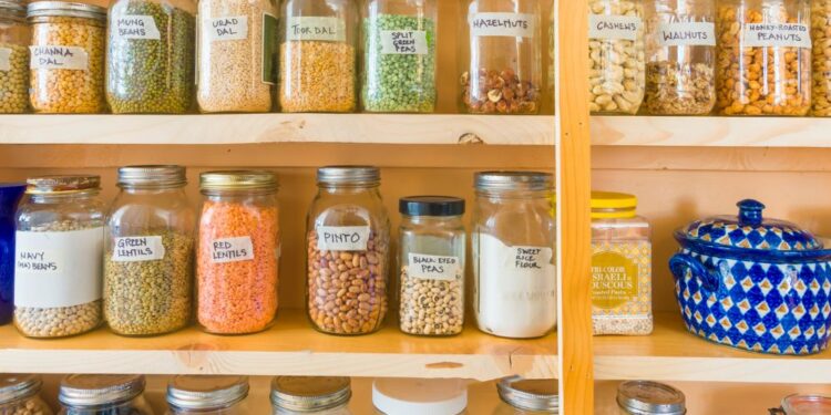 Aprenda a organizar o armário da cozinha do jeito certo