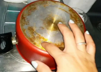 Como remover a gordura da cozinha: 6 dicas caseiras infalíveis
