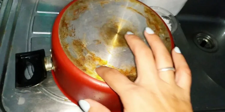 Como remover a gordura da cozinha: 6 dicas caseiras infalíveis