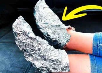 Novo TRUQUE desvendado: EMBRULHAR os PÉS em papel alumínio é excelente!
