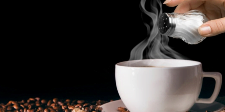 Por que muitos estão adicionando sal ao café? DESCUBRA AGORA!