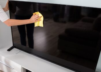 Aprenda a limpar a tela da sua TV com produtos que você tem em casa