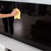 Aprenda a limpar a tela da sua TV com produtos que você tem em casa