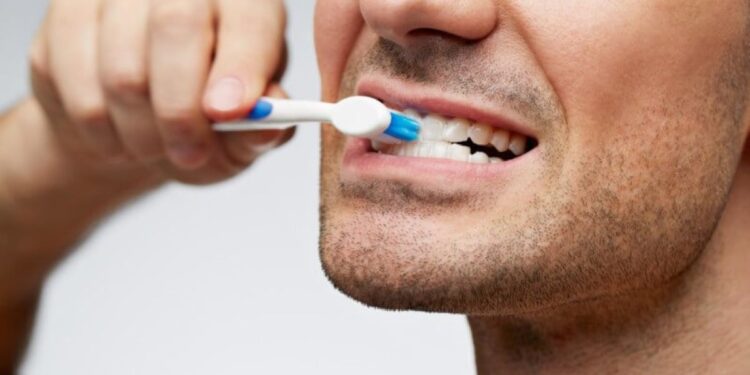 Dentes Saudáveis e Brancos: 6 Dicas para Clareamento Dental em Casa
