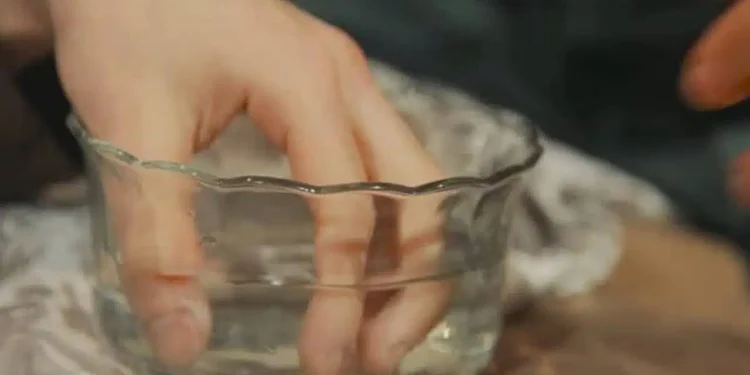 Mergulhe as mãos no vinagre e o resultado vai te deixar sem palavras!