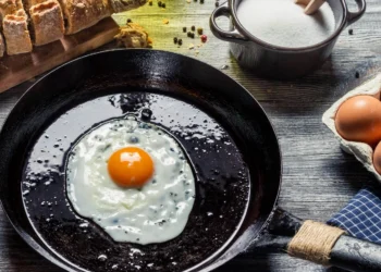 Truques para Fritar Ovos sem Sujeira no Fogão