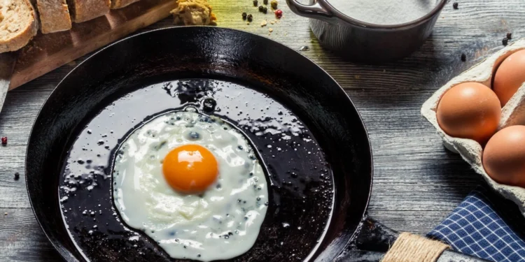 Truques para Fritar Ovos sem Sujeira no Fogão