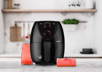 Limpe a gordura da Air fryer com apenas esses 2 ingredientes da cozinha