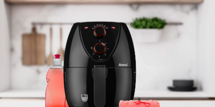 Limpe a gordura da Air fryer com apenas esses 2 ingredientes da cozinha
