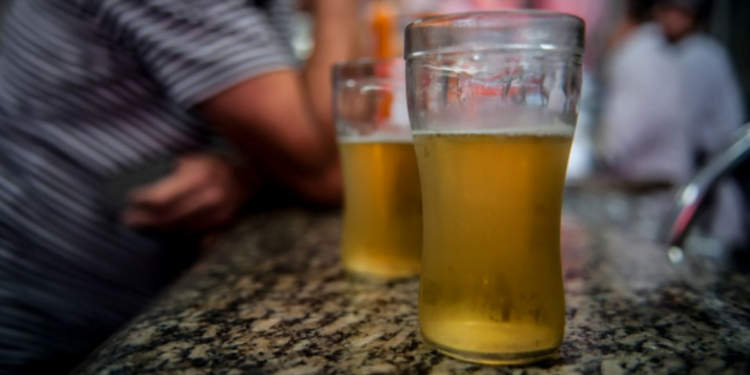 Tomar uma antes de dormir pode prejudicar o sono! Entenda pesquisa