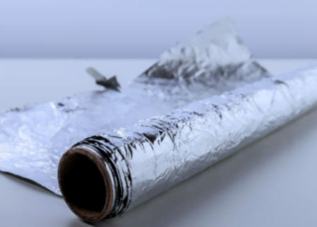Descubra a diferença entre o lado fosco e o lado brilhante do papel alumínio
