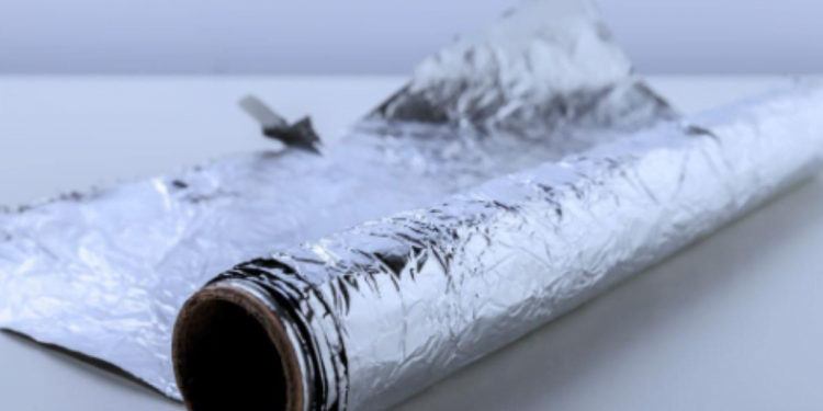 Descubra a diferença entre o lado fosco e o lado brilhante do papel alumínio