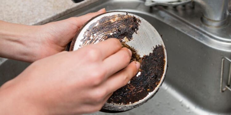 Sua panela queimou? Esta solução incrível ira deixar ela limpa em UM MINUTO!