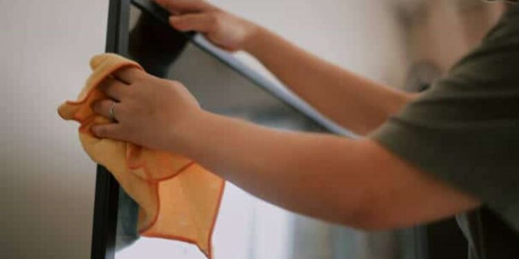 Dicas para limpar as telas dos seus eletrônicos sem arranhá-los!