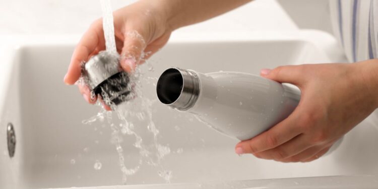 Aprenda a lavar a garrafa térmica corretamente