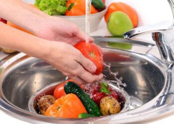 Como lavar frutas e verduras?