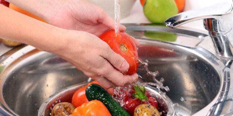 Como lavar frutas e verduras?