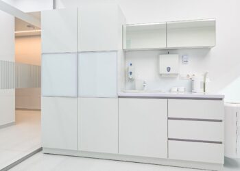 Como limpar móveis brancos sem manchar?