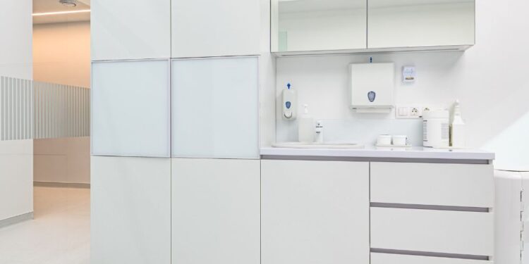 Como limpar móveis brancos sem manchar?