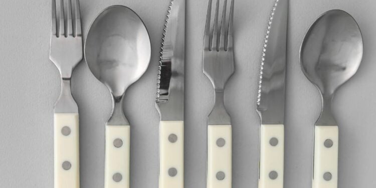 Como limpar talheres com cabo de plástico