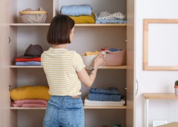 Como organizar um guarda-roupa com pouco espaço?