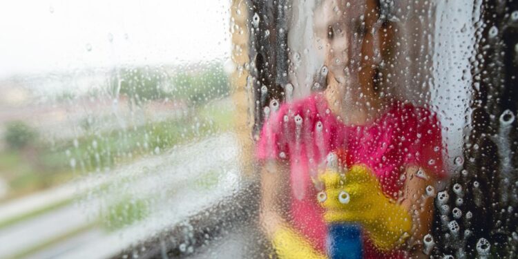 Como remover gordura das janelas da cozinha?