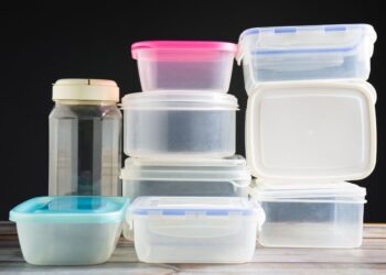 Como tirar cheiro ruim de pote de plástico?