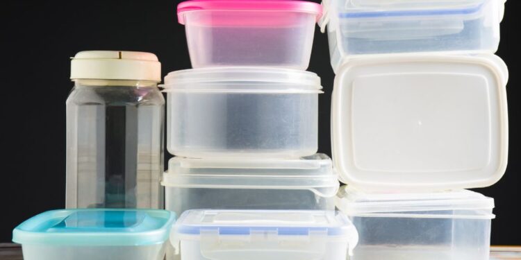 Como tirar cheiro ruim de pote de plástico?