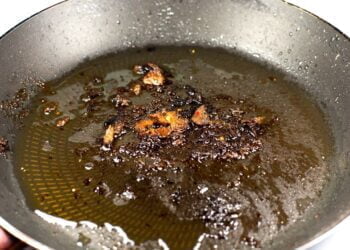 Como tirar crosta de gordura velha de panela?