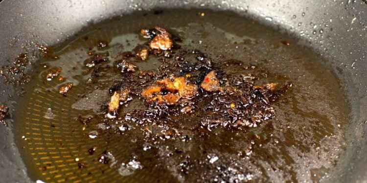 Como tirar crosta de gordura velha de panela?