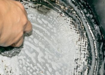 Como tirar mancha colorida das panelas?