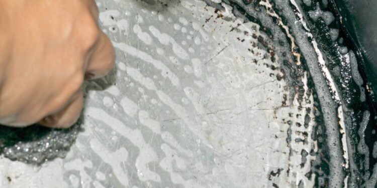 Como tirar mancha colorida das panelas?