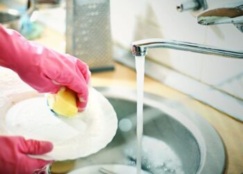 Como tirar mancha de porcelana?