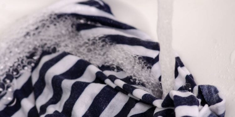 Como tirar manchas de amaciante?