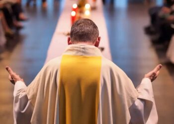 Você sabe quanto ganha um Padre? Descubra quem paga o salário dele
