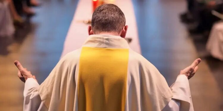 Você sabe quanto ganha um Padre? Descubra quem paga o salário dele