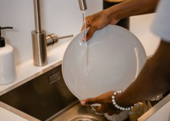 O que é bom para tirar gordura das louças?