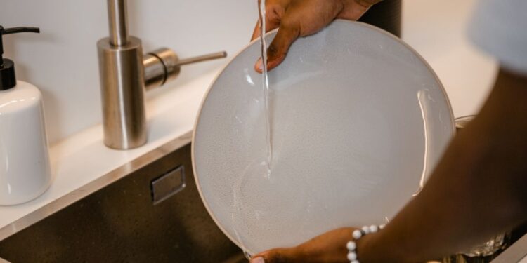 O que é bom para tirar gordura das louças?