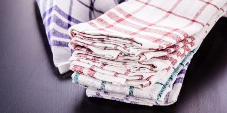 Pare de jogar pano de prato no lixo: Veja como deixá-los novos