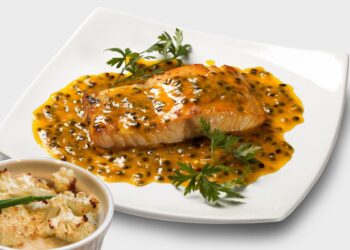 Salmão grelhado com purê de couve-flor e molho de maracujá
