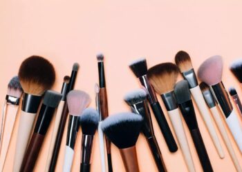MAQUIAGEM: Dicas de como fazer a higienização de pincéis e esponjas