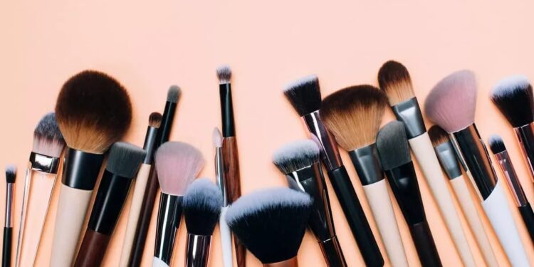 MAQUIAGEM: Dicas de como fazer a higienização de pincéis e esponjas