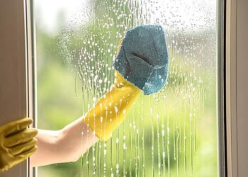 MISTURA PODEROSA: Deixe suas portas e janelas de vidro brilhando novamente