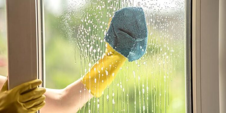 MISTURA PODEROSA: Deixe suas portas e janelas de vidro brilhando novamente